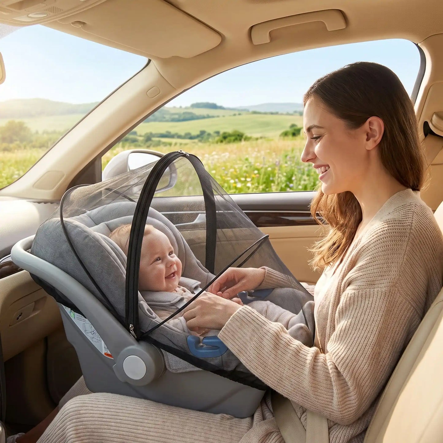 Moustiquaire pour bébé noir maman souriante joue avec bébé