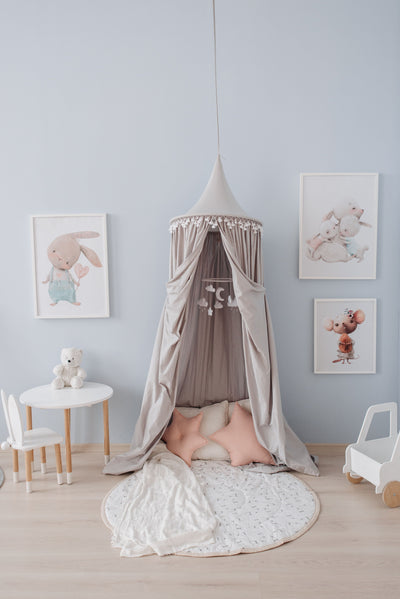 Ciel de lit suspendu au plafond dans une chambre bébé scandinave bleu pastel