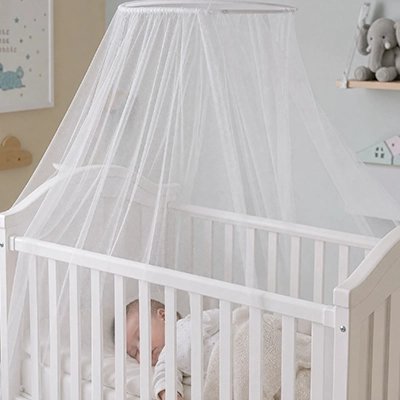 bébé moustiquaire blanc protégeant un nourrisson endormi dans son berceau