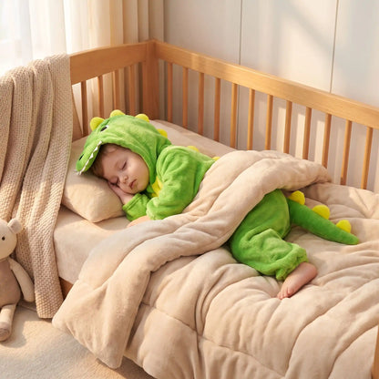 bébé pyjama dinosaure vert avec enfant qui dort paisiblement