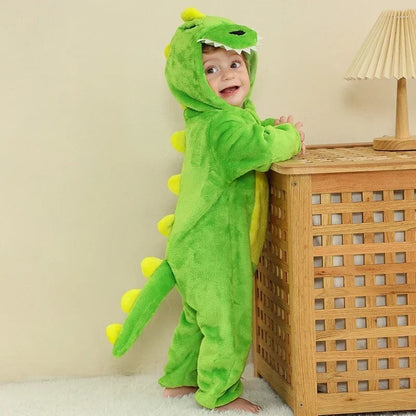 bébé-pyjama-dinosaure-vert-porté-par-enfant