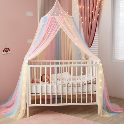 Ciel de lit arc-en-ciel avec guirlande sur un lit bébé.