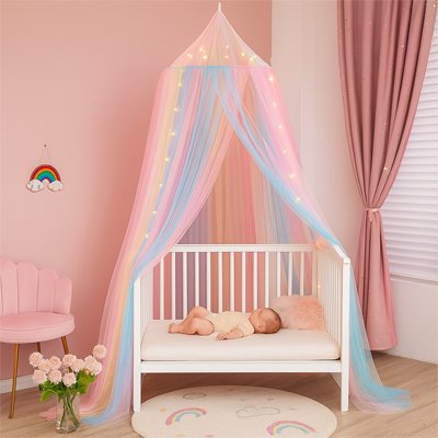 Ciel de lit arc-en-ciel lumineux au-dessus d'un bébé couché