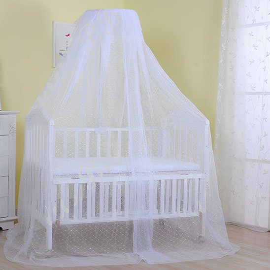 Ciel de lit bébé blanc dans pièce jaune
