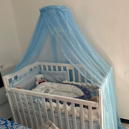 Ciel de lit bébé bleu avec réducteur de lit