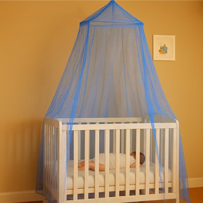 Ciel de lit bébé bleu en tulle protégeant le berceau du bébé