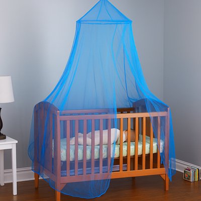 Ciel de lit bébé bleu turquoise surplombant un berceau en bois marron