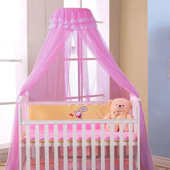 Ciel de lit bébé rose avec toutou dans lit