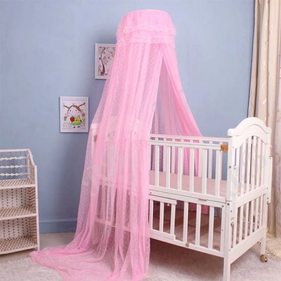 Ciel de lit bébé rose dans pièce bleu