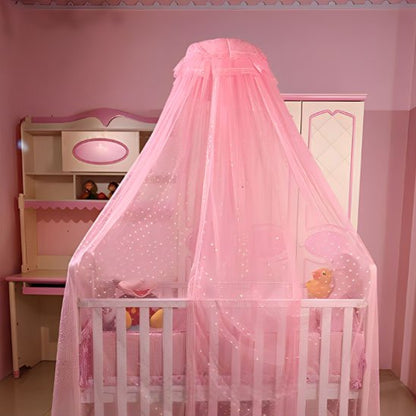 Ciel de lit bébé rose dans une pièce rose