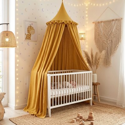 Ciel de lit jaune abritant un bébé endormi dans sa chambre