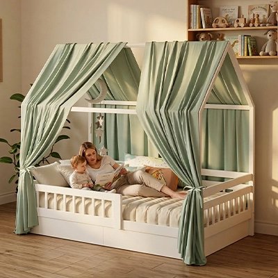 Ciel de lit vert maman couché lit avec bébé