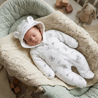 Combinaison bébé motifs ours avec enfant dormant dans un nid douillet