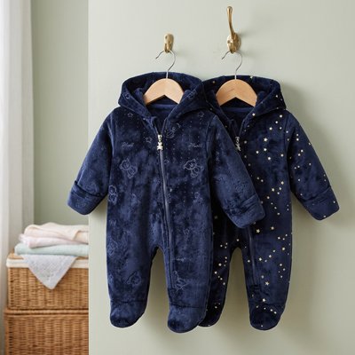 Combinaison bébé ourson et étoile accrochés au mur