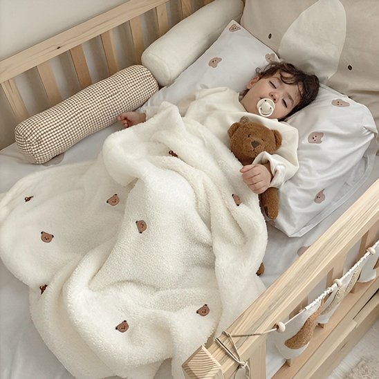 Couverture bébé dort paisiblement dans son lit