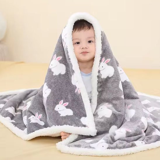 Couverture bébé en polaire variante lapin blanc sur fond gris