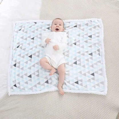 Couverture bébé naissance bleu ciel avec enfant souriant posé dessus