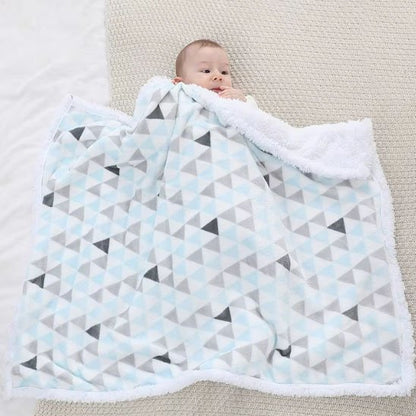 Couverture bébé naissance bleu ciel dépliée avec enfant caché sous tissu