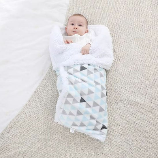 Couverture bébé naissance bleu ciel emmailloté avec enfant regardant plafond 