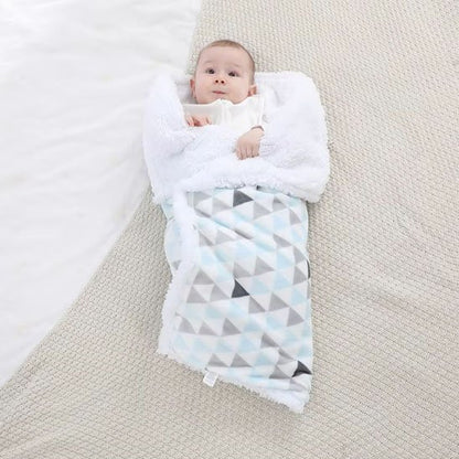 Couverture bébé naissance bleu ciel emmailloté avec enfant regardant plafond 