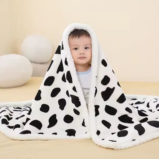 Couverture bébé vache sur tête un enfant assis 