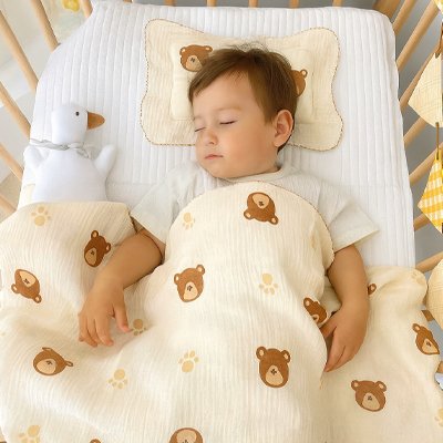 Couverture bébé variante ours avec pattes et oreiller assorti