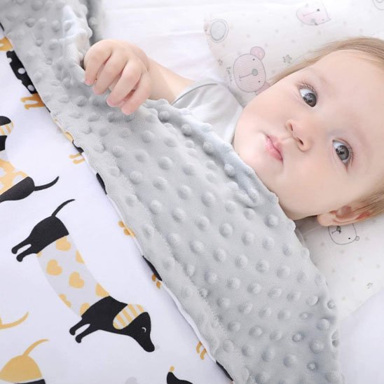 Couverture en polaire bébé variante chien avec enfant allongé 