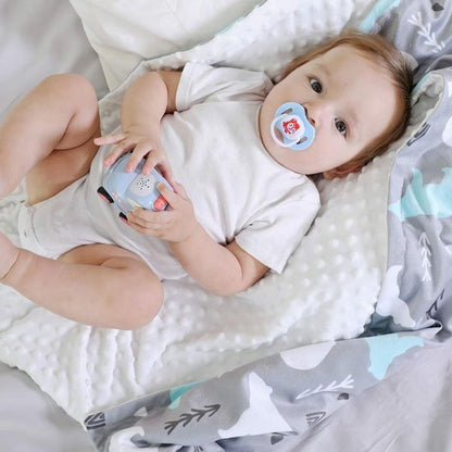Couverture en polaire bébé variante ours avec enfant qui joue