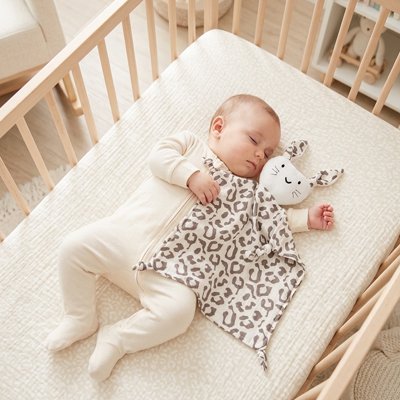 Doudou bébé léopard accompagnant le sommeil d'un tout-petit 