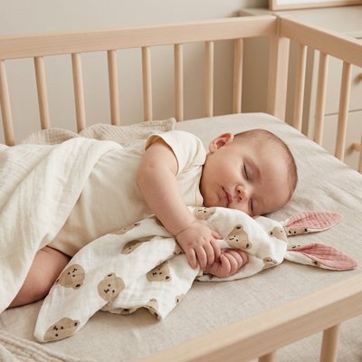 Doudou tête d'ourson accompagnant le sommeil d'un tout-petit
