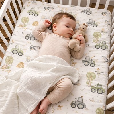 Drap housse lit bébé tracteur enfant dort avec doudou