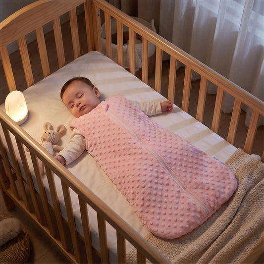 gigoteuse bébé rose enfant dort dans son berceau