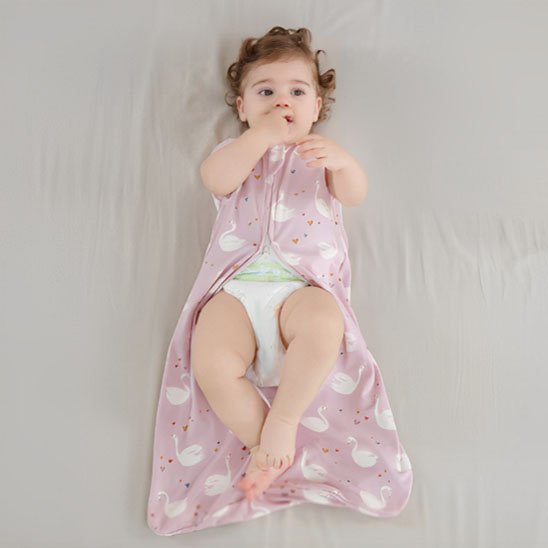Gigoteuse détaché enfant couché mains dans la bouche