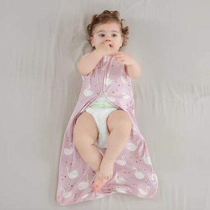 Gigoteuse détaché enfant couché mains dans la bouche