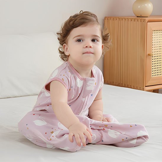 Gigoteuse enfant asseoir avec les mains sur les jambes observe