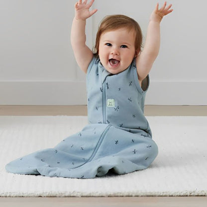 Gigoteuse enfant assit levé les mains au niveau la tête