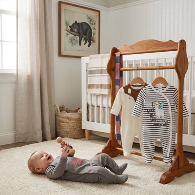 Grenouillère bébé lot 3 accrochés et sur bébé qui joue