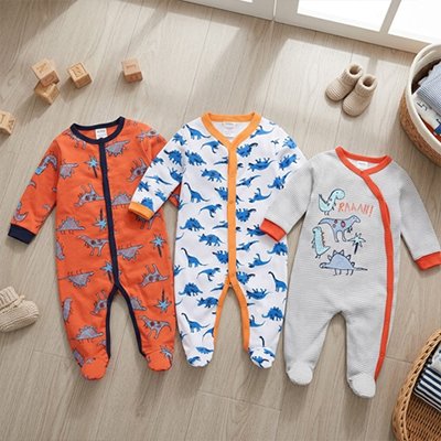 Grenouillere pour bebe lot 1 déposés au sol 