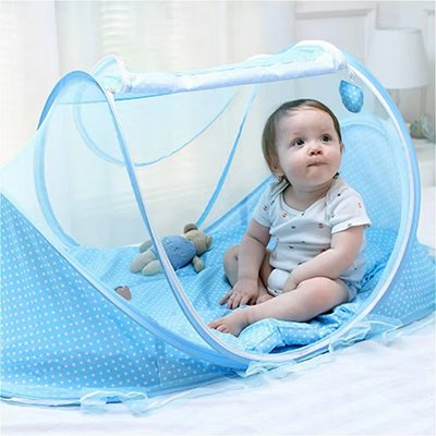 Lit moustiquaire bébé bleu assis regarde dans le vide