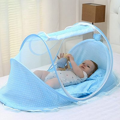 Lit moustiquaire bébé bleu couché sur le dos joue