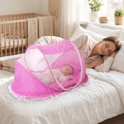 lit moustiquaire bébé dort avec maman dans grand lit