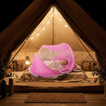 lit moustiquaire bébé dort sous tante en camping