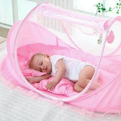 Lit moustiquaire bébé rose dort