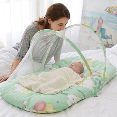 Lit moustiquaire bebe vert maman observe enfant dormir