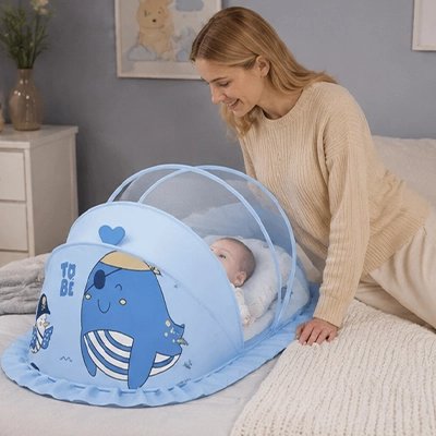 Moustiquaire lit bébé bleu installe au lit maman contente