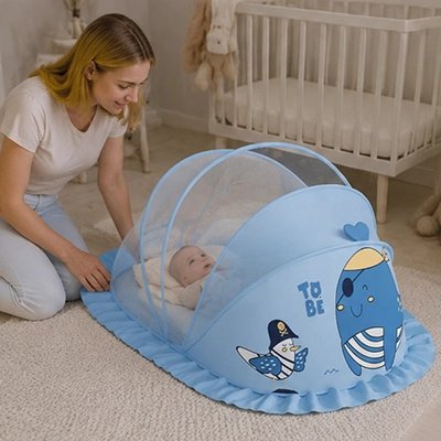 Moustiquaire lit bébé bleu installe au sol maman regarde