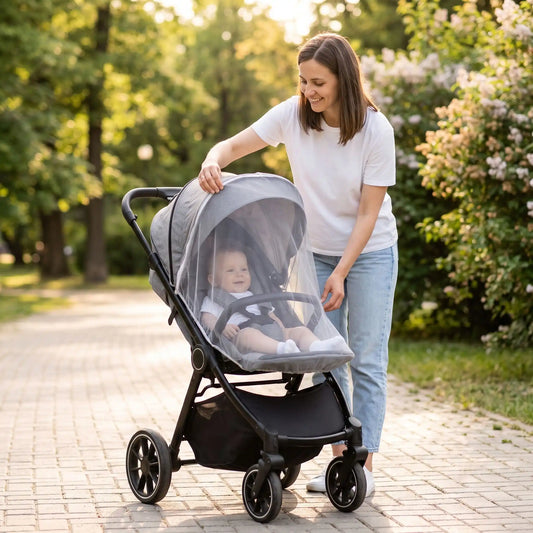 Moustiquaire pour bébé maman installe sur une poussette pour se promener