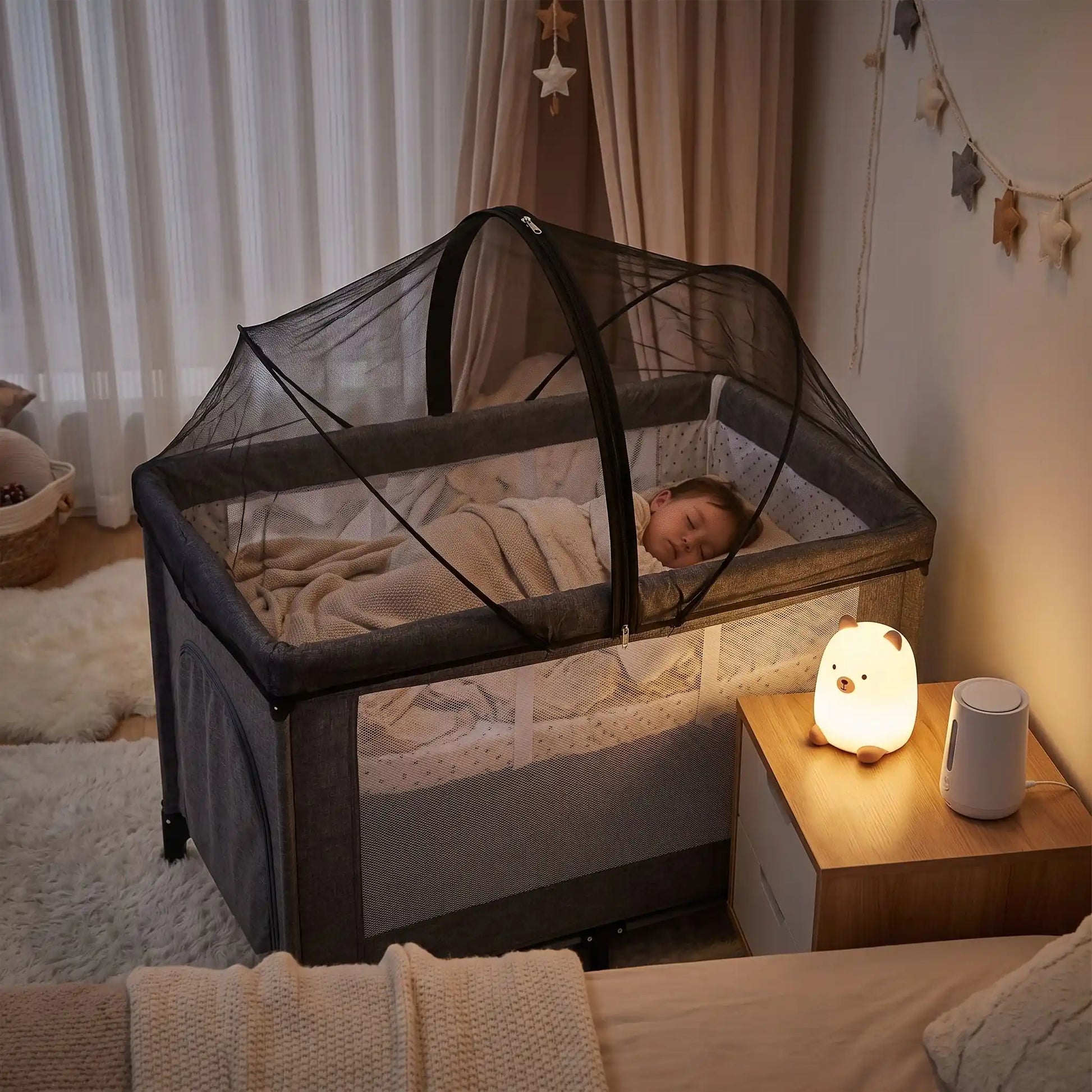Moustiquaire pour bébé noir dort dans le lit sereinement