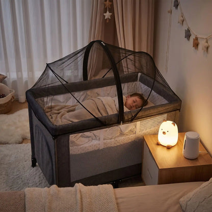 Moustiquaire pour bébé noir dort dans le lit sereinement