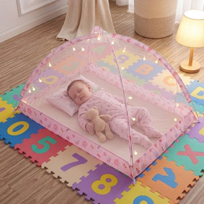 moustiquaire pour lit bebe couche au sol dors paisiblement